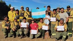 Tierno apoyo a los brigadistas que siguen combatiendo las llamas