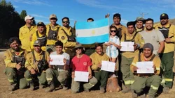 Tierno apoyo a los brigadistas que siguen combatiendo las llamas