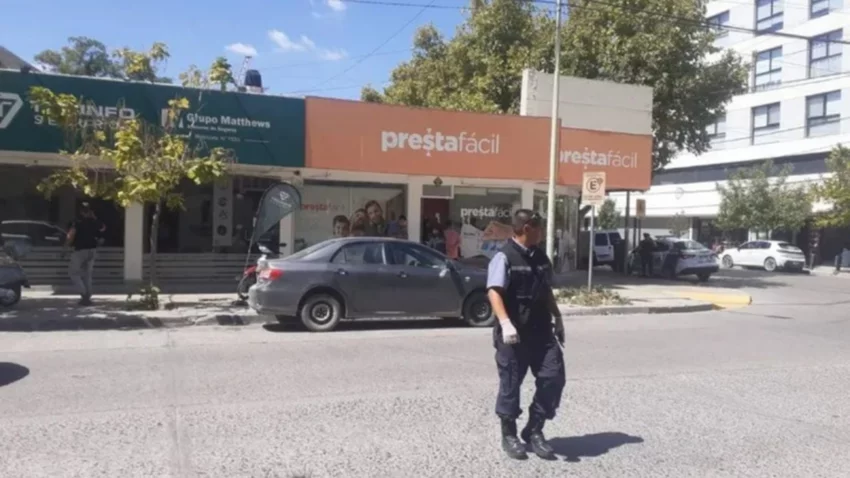 Robaron a punta de pistola una financiera y se llevaron medio millón de pesos