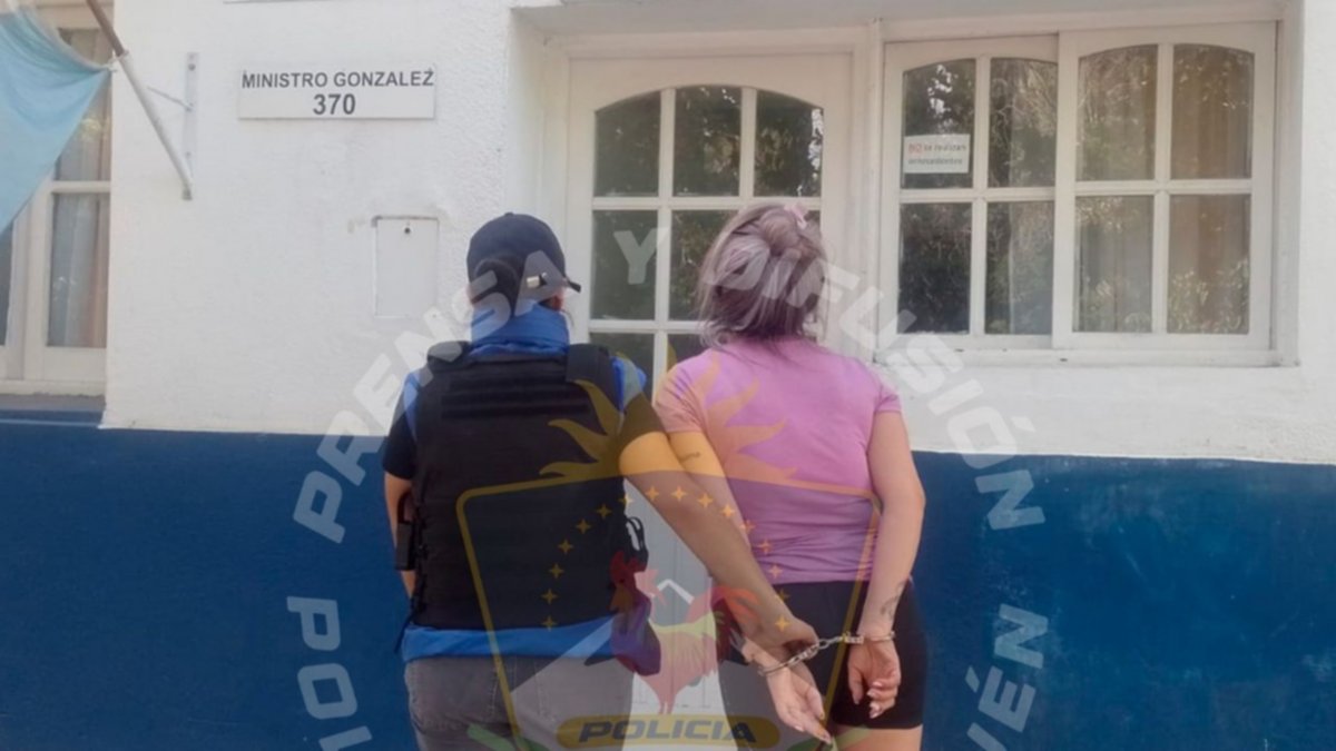 Detienen a mujer, conocida en el mundo delictivo, luego de comprar 5 Iphones con tarjetas robadas
