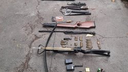 Le allanaron la casa por armas, mordió a un policía y encontraron hasta una ballesta en Cipolletti