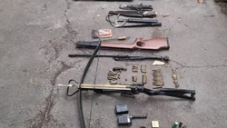 Le allanaron la casa por armas, mordió a un policía y encontraron hasta una ballesta en Cipolletti