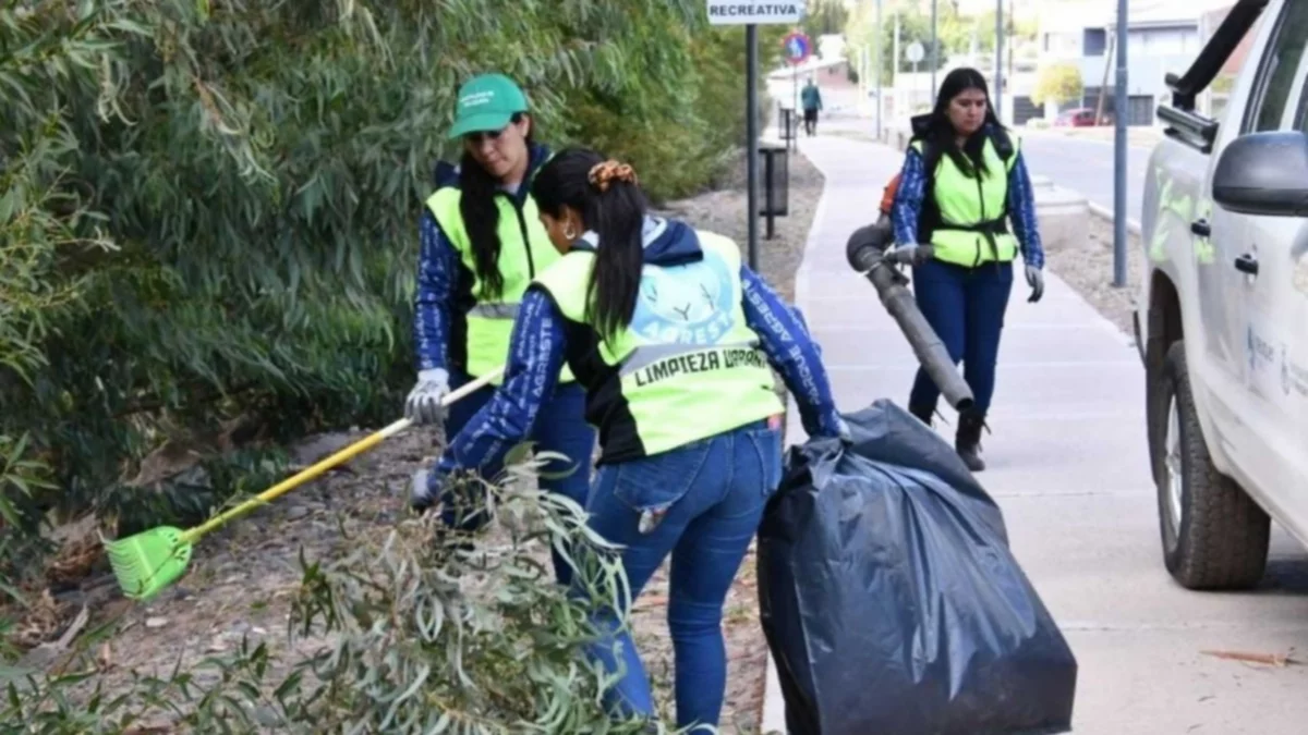 Limpian 20 hectáreas de bardas y zona costera del río Neuquén
