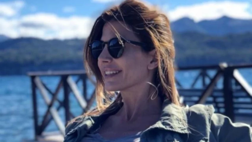 Las fotos de Juliana Awada posando en microbikini desde la Patagonia