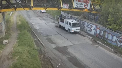 Otro camión chocó el puente y el Tren del Valle volvió a suspenderse