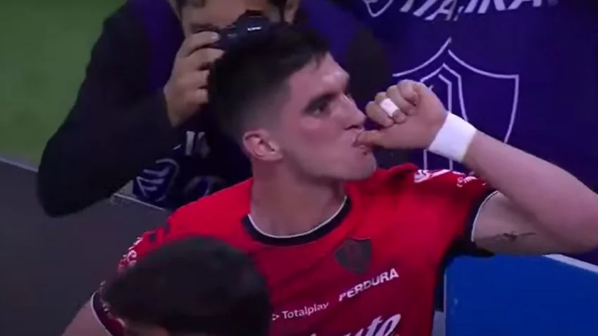 El particular festejo del cipoleño "Tuti" Del Prete en el triunfo de su equipo en México