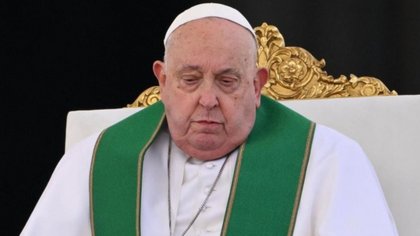 El Papa pasó una noche tranquila, pero su estado de salud sigue siendo "complejo"