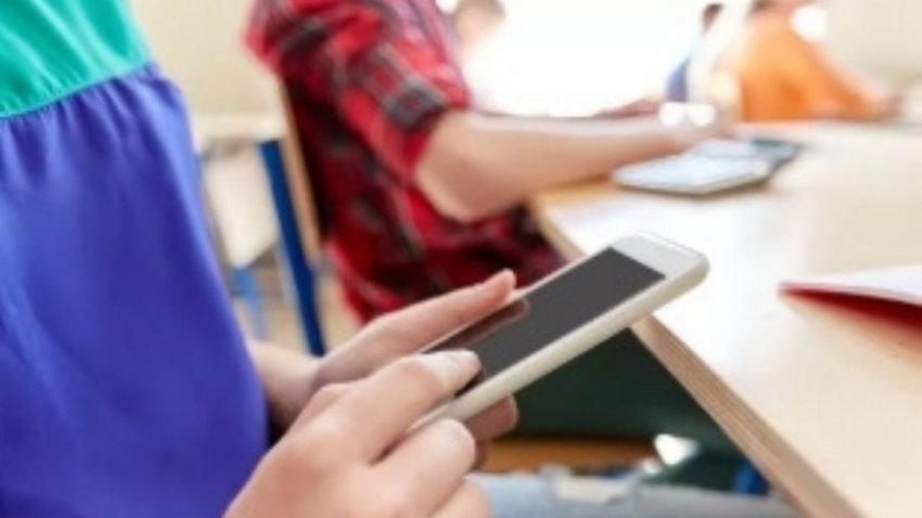 Más de la mitad de estudiantes de 15 años se distrae en clases con el celular