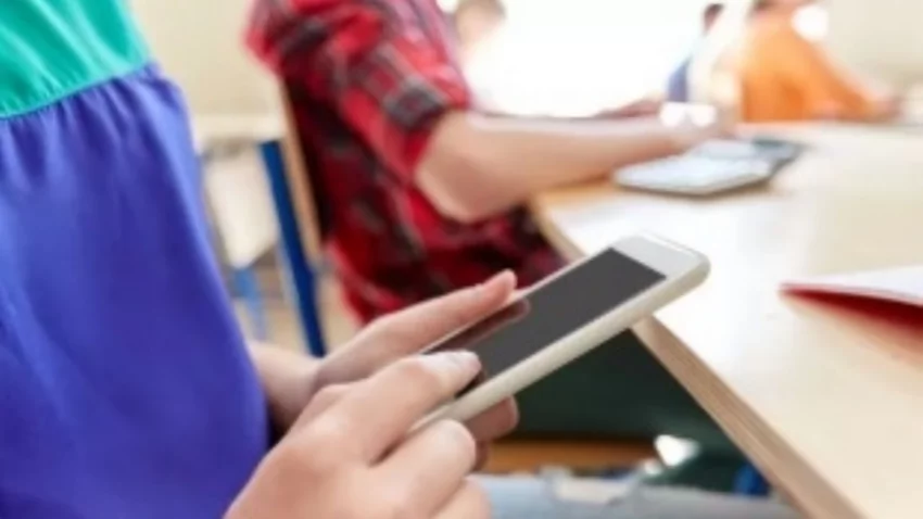 Más de la mitad de estudiantes de 15 años se distrae en clases con el celular