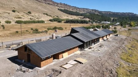 Con madera local y empleo genuino: así avanza la hostería de Manzano Amargo