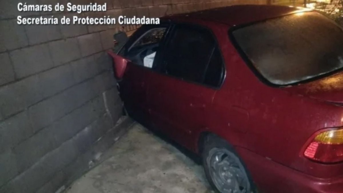 Chocó contra el paredón de una fábrica y se fue caminando