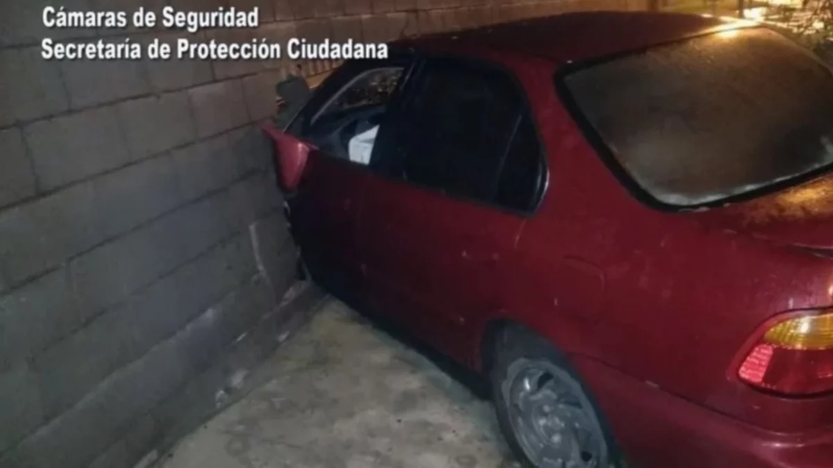 Chocó contra el paredón de una fábrica y se fue caminando