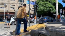 Peligrosas rampas para personas con discapacidad complican el centro neuquino