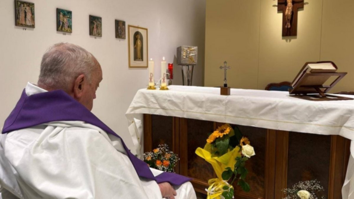 El Vaticano mostró la primera foto del Papa Francisco, que lleva un mes internado