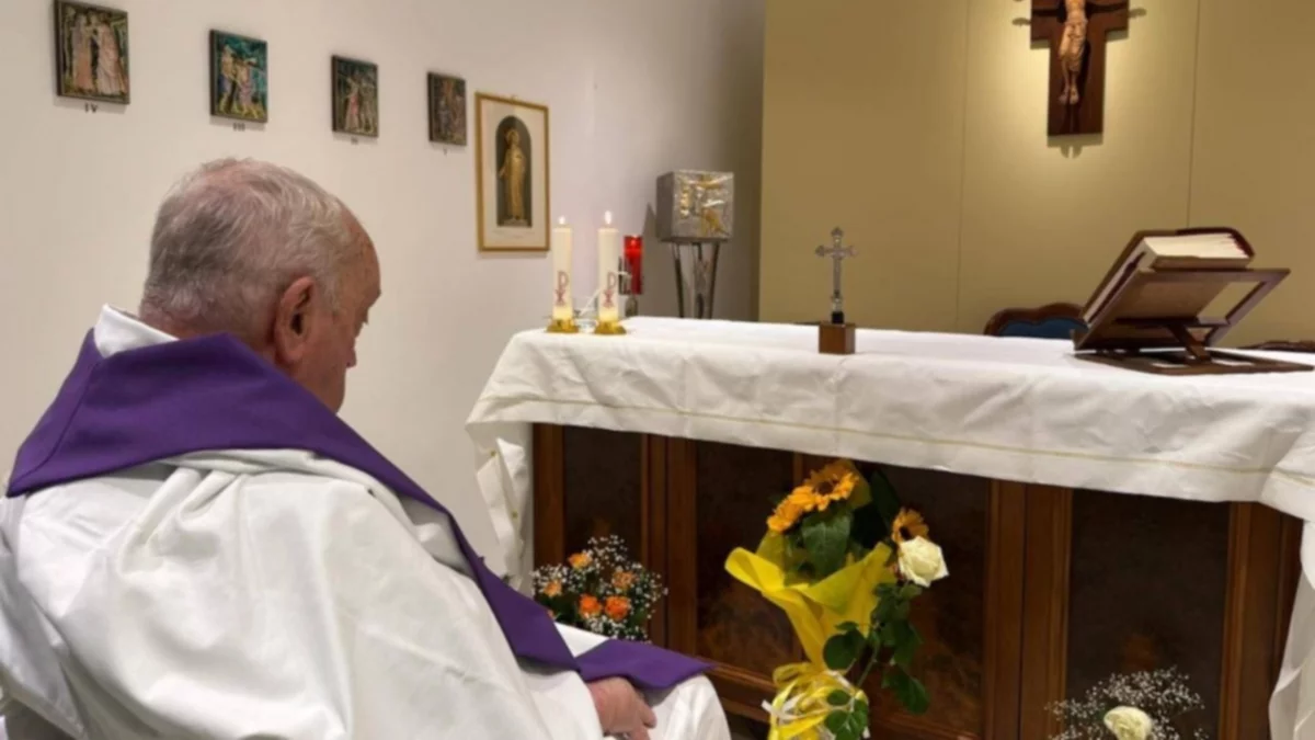 El Vaticano mostró la primera foto del Papa Francisco, que lleva un mes internado