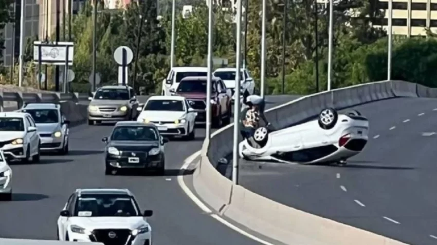Una mujer volcó en el acceso norte a Neuquén, y sólo resultó herida
