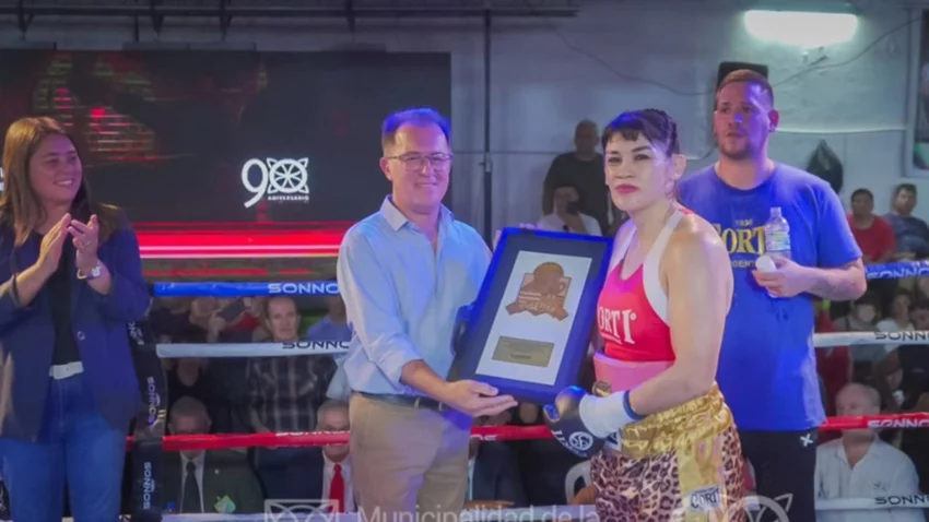 Triunfo y ovación para la "Tigresa" Acuña, que se retiró del boxeo en Plottier