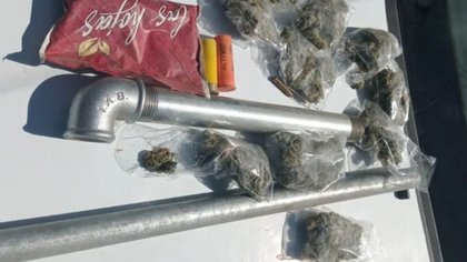 Una pareja chocó un auto y escapó, pero los agarraron con drogas y dos tumberas