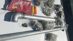 Una pareja chocó un auto y escapó, pero los agarraron con drogas y dos tumberas