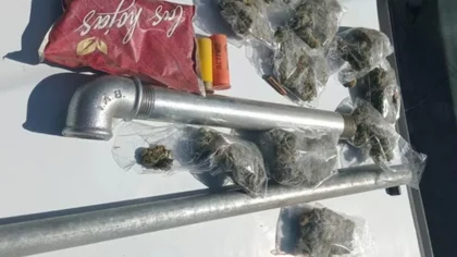 Una pareja chocó un auto y escapó, pero los agarraron con drogas y dos tumberas