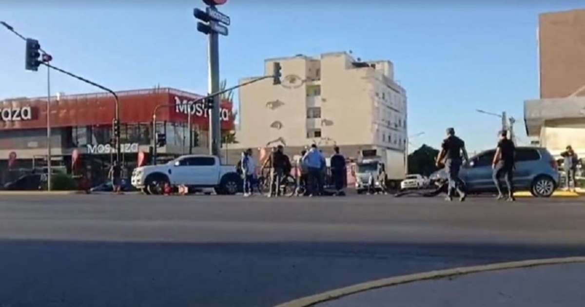 Una mujer herida tras un choque entre una moto y un auto en el bajo ...