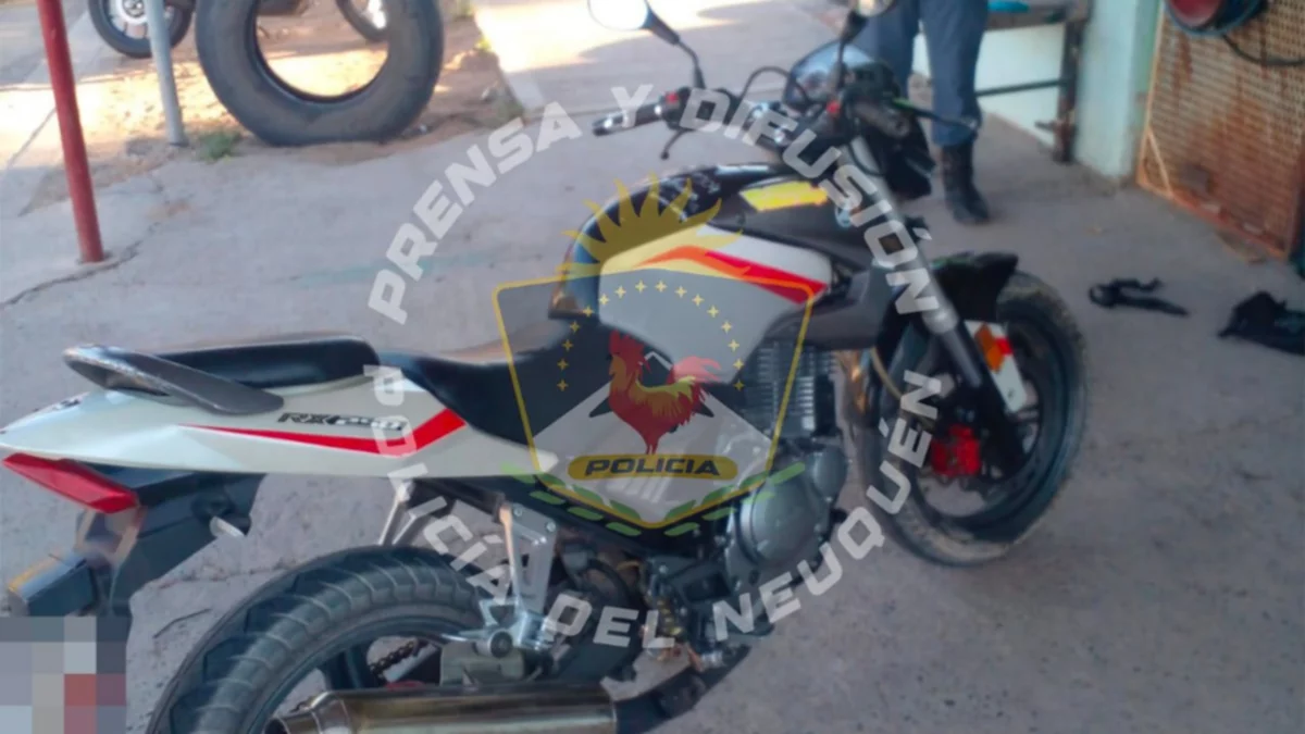 Atraparon a un delincuente armado que intentó escapar en moto en Cutral Co