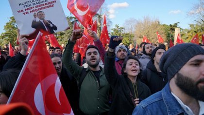 Miles de manifestantes protestan contra la detención del alcalde de Estambul