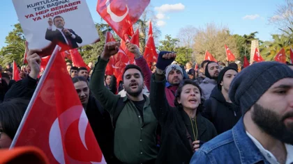 Miles de manifestantes protestan contra la detención del alcalde de Estambul