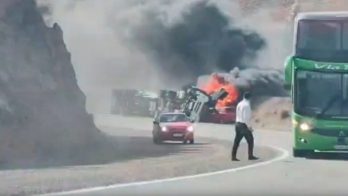 Tremendo choque entre un camión cargado de gas y un auto en la ruta 237