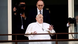 Reapareció ante el público el Papa Francisco, y saludó desde un balcón