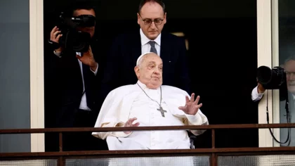 Reapareció ante el público el Papa Francisco, y saludó desde un balcón