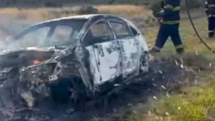Viajaban a Chimpay pero sin suerte: se les prendió fuego el auto