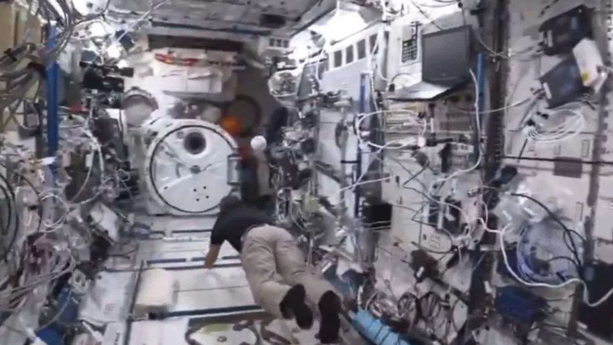 Impresionantes videos de acrobacias y experimentos de astronautas