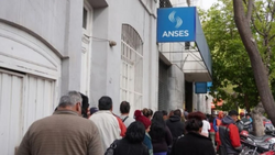 El Gobierno confirmó el aumento de 2,4% para los jubilados y el bono de $70.000