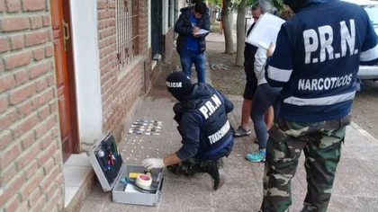 Vive en una toma y botoneó a sus vecinos por amenazarlo: terminaron presos por droga