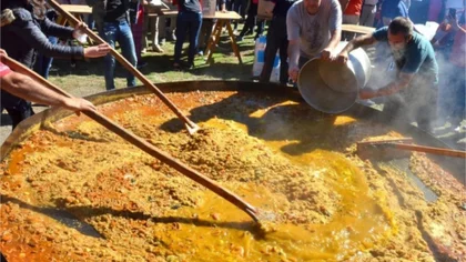 Villa Pehuenia invita a viajar por los sabores con su tradicional Paella Gigante en Semana Santa