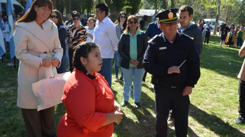 Emoción total: La banda policial le regaló el “feliz cumple” a una quinceañera