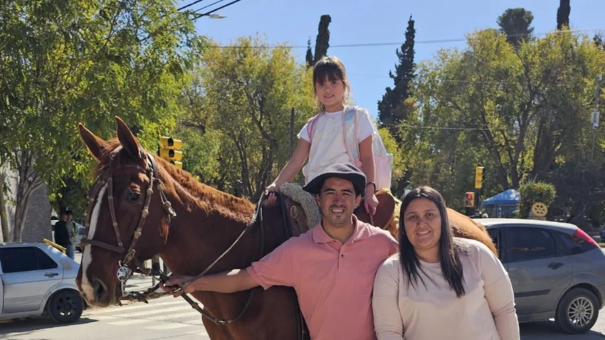 El deseo que cumplió Tania: ir a la escuela a caballo