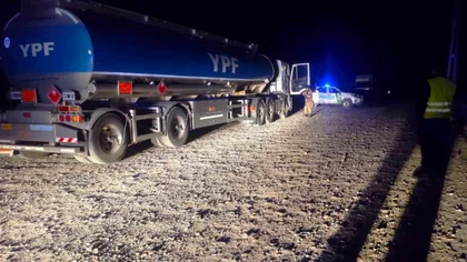 Chimpay: Los agarró la policía cuando intentaban robar nafta a un camión de YPF