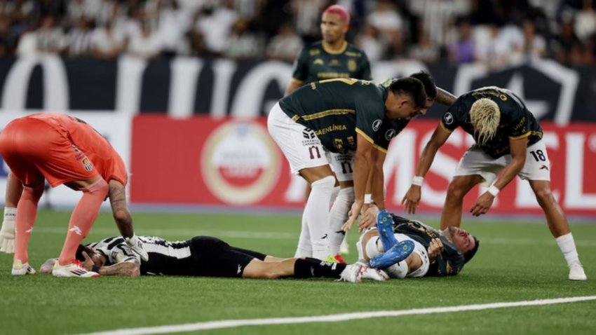 El choque de cabezas en la Copa Libertadores que terminó con un argentino hospitalizado