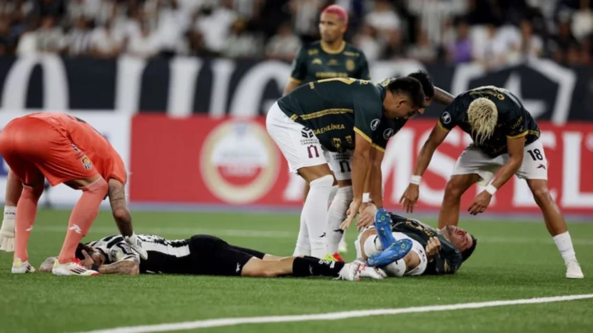 El choque de cabezas en la Copa Libertadores que terminó con un argentino hospitalizado