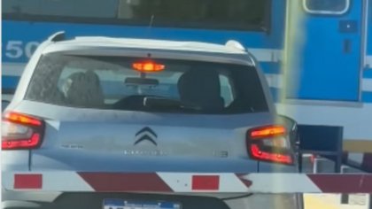 Iba tan apurada que no pudo frenar y casi se la lleva puesta el tren en Neuquén