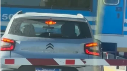 Iba tan apurada que no pudo frenar y casi se la lleva puesta el tren en Neuquén