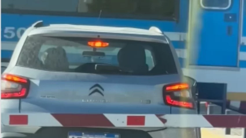 Iba tan apurada que no pudo frenar y casi se la lleva puesta el tren en Neuquén
