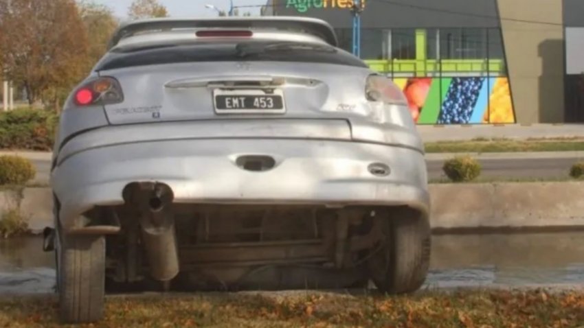 Cayó con su auto en un canal, lo cerró con llave y se fue: la Policía investiga