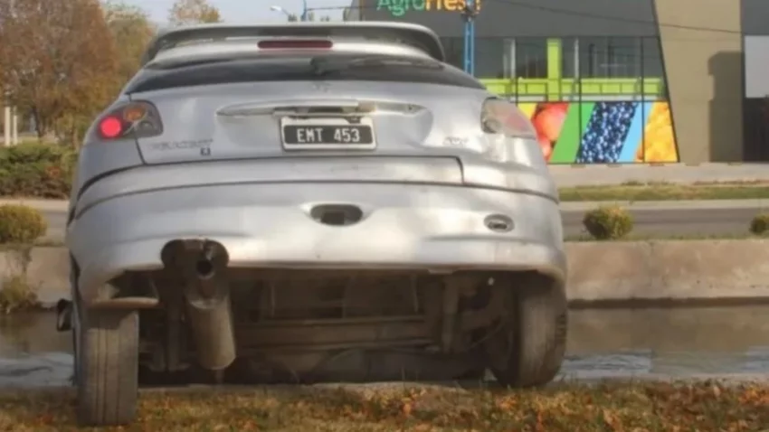 Cayó con su auto en un canal, lo cerró con llave y se fue: la Policía investiga