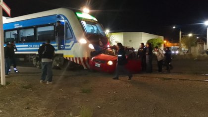 Un choque entre el Tren del Valle y un auto dejó dos personas heridas