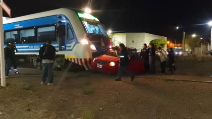 Un choque entre el Tren del Valle y un auto dejó dos personas heridas