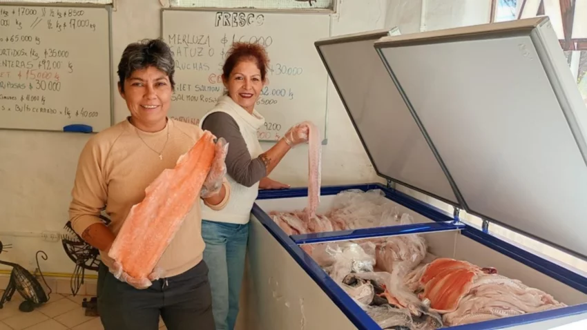 La pescadería que se sostiene por el amor entre Amanda y Lorena en Plottier