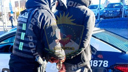Se puso nervioso, la Policía olfateó algo raro y… ¡tenía seis pedidos de captura!